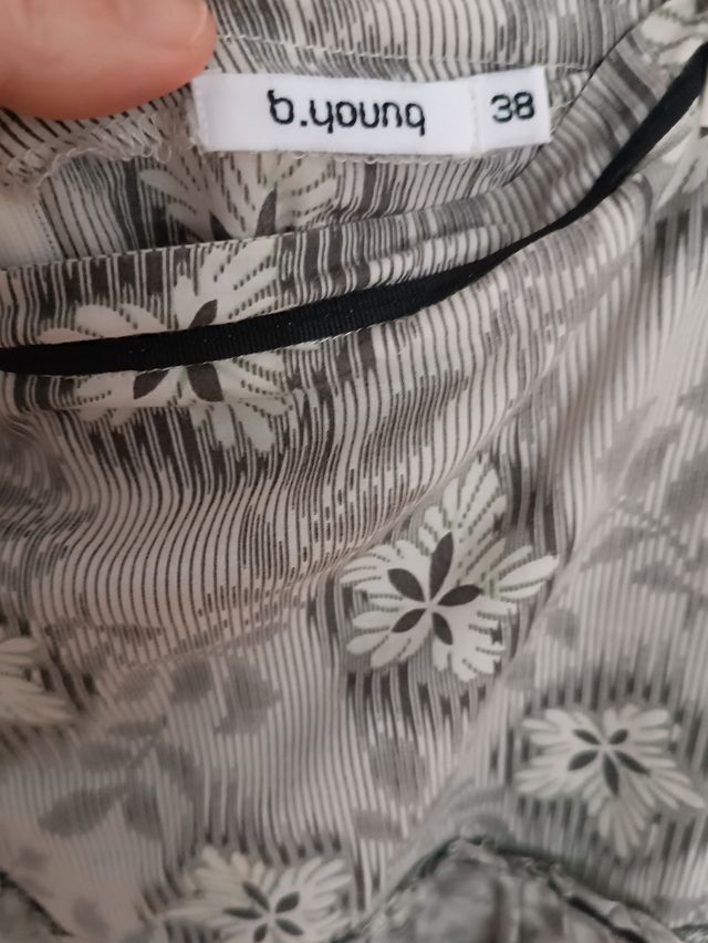 Falda midi con volantes de b.young