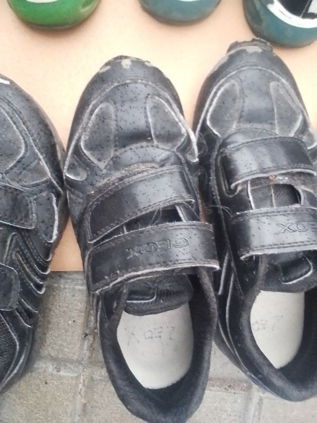 8 paia di scarpe da ginnastica per bambini taglie 30, 31 e 32