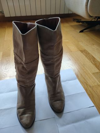 Botas de piel.