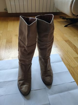 Botas de piel.