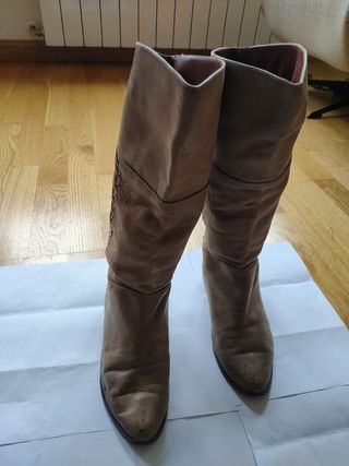 Botas de piel.
