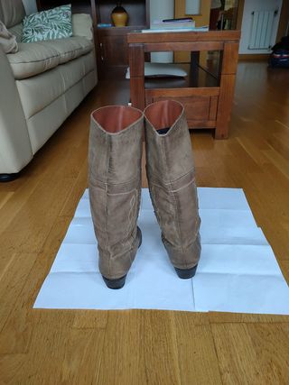 Botas de piel.