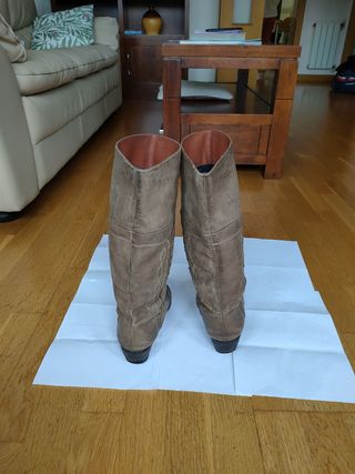 Botas de piel.