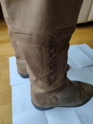 Botas de piel.