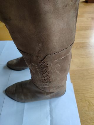 Botas de piel.