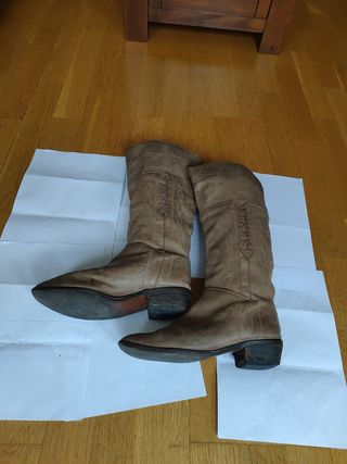 Botas de piel.