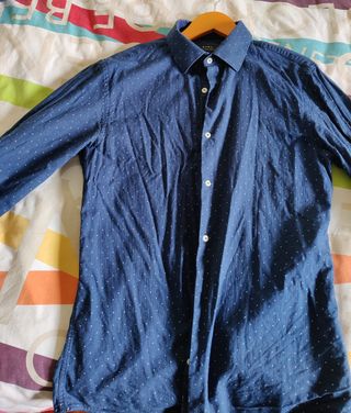 Camisa azul oscuro de hombre de Zara