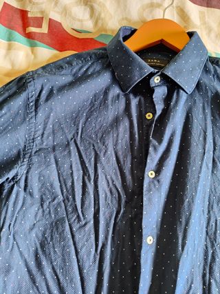 Camisa azul oscuro de hombre de Zara