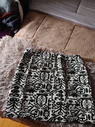 Falda corta en blanco roto,negro ,dorado