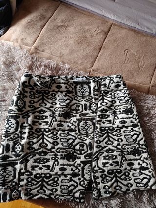 Falda corta en blanco roto,negro ,dorado