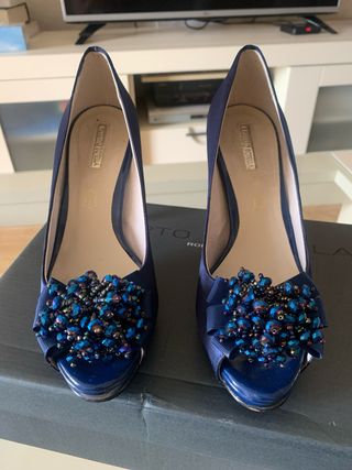 Zapatos de raso azul con pedreria , tacon charol