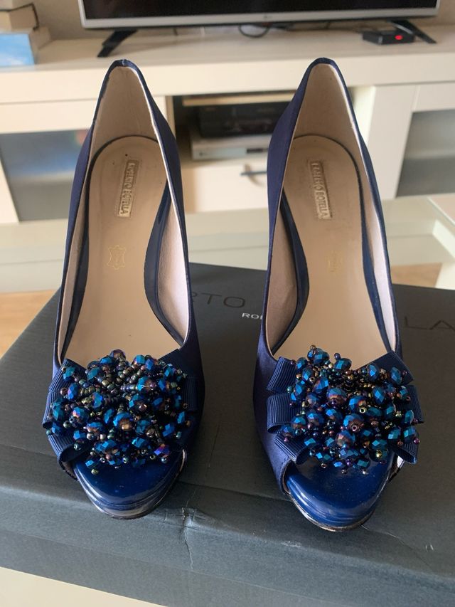 Zapatos de raso azul  con pedreria , tacon charol
