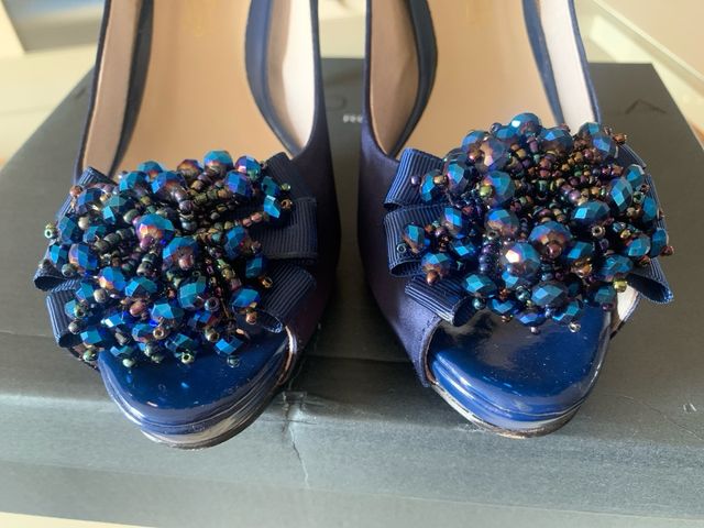 Zapatos de raso azul  con pedreria , tacon charol