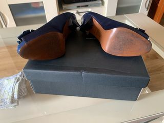 Zapatos de raso azul con pedreria , tacon charol