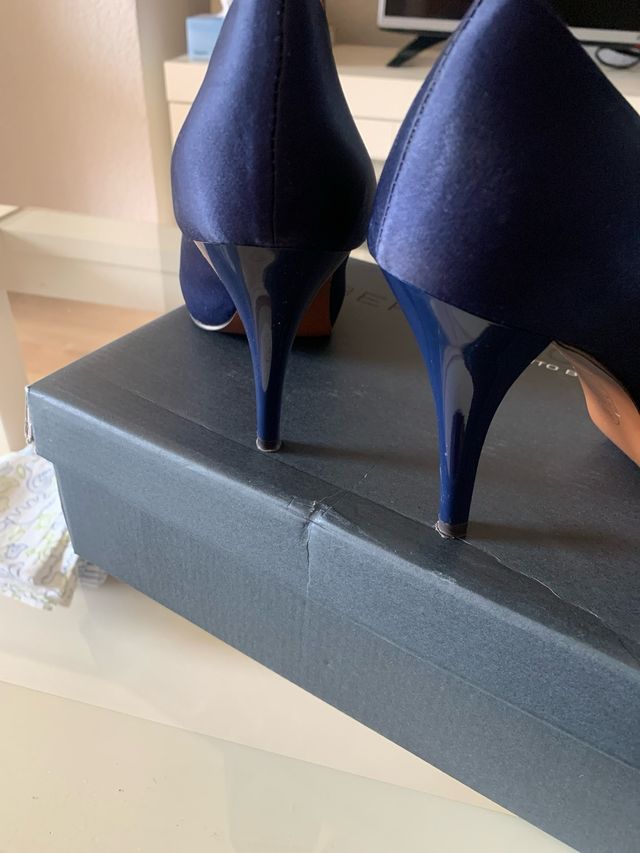 Zapatos de raso azul  con pedreria , tacon charol