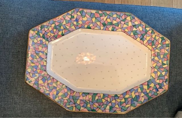 Vassoio con tazzine da caffe e zuccheriera