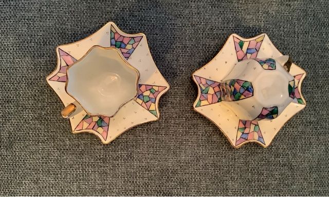 Vassoio con tazzine da caffe e zuccheriera