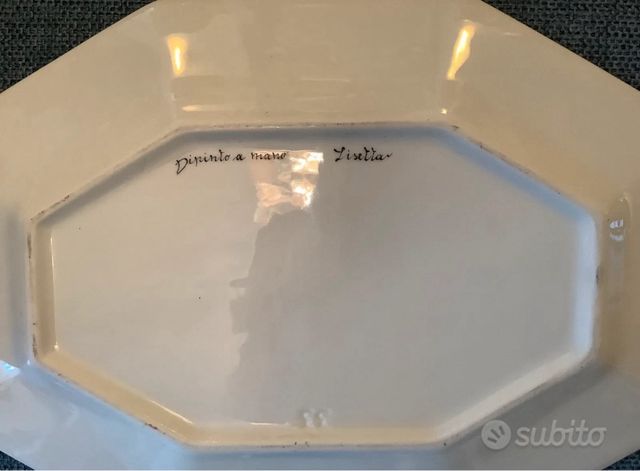 Vassoio con tazzine da caffe e zuccheriera