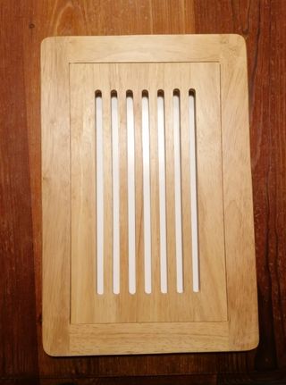 Taglia pane in legno con griglia 