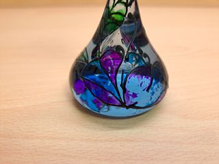 Piccolo vaso di vetro dipinto a mano