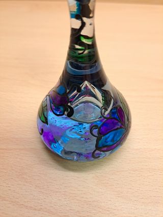 Piccolo vaso di vetro dipinto a mano