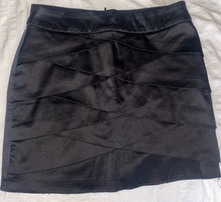 Falda negra de saten.