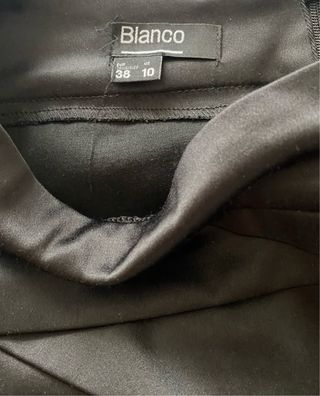 Falda negra de saten.