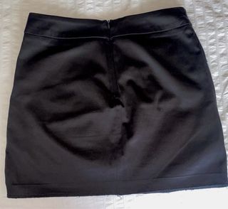 Falda negra de saten.