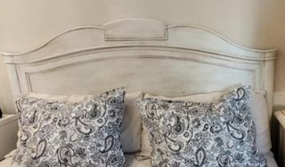 Comodino patinato in formica bianca.