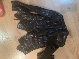 Chaqueta negra de cuero corta