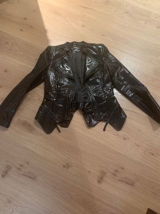 Chaqueta negra de cuero corta