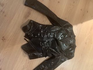 Chaqueta negra de cuero corta