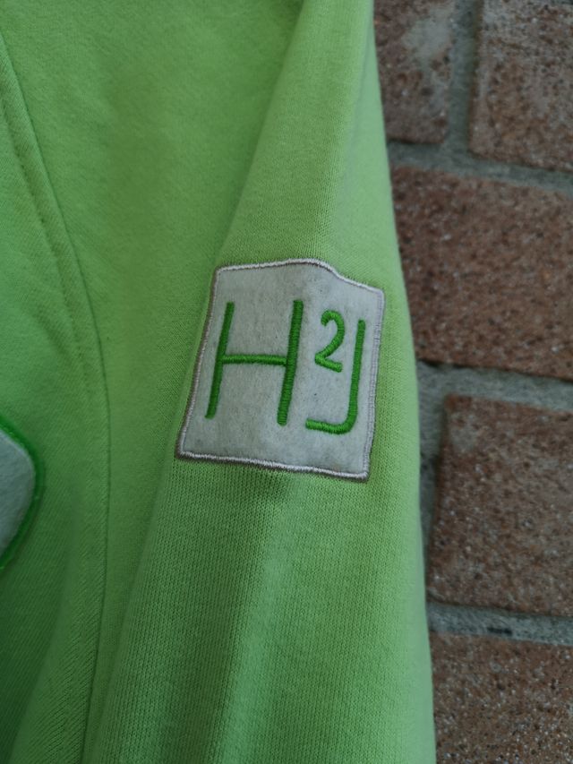 Jersey Hydrogen con etiqueta en el jersey