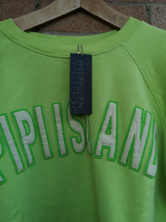 Jersey Hydrogen con etiqueta en el jersey