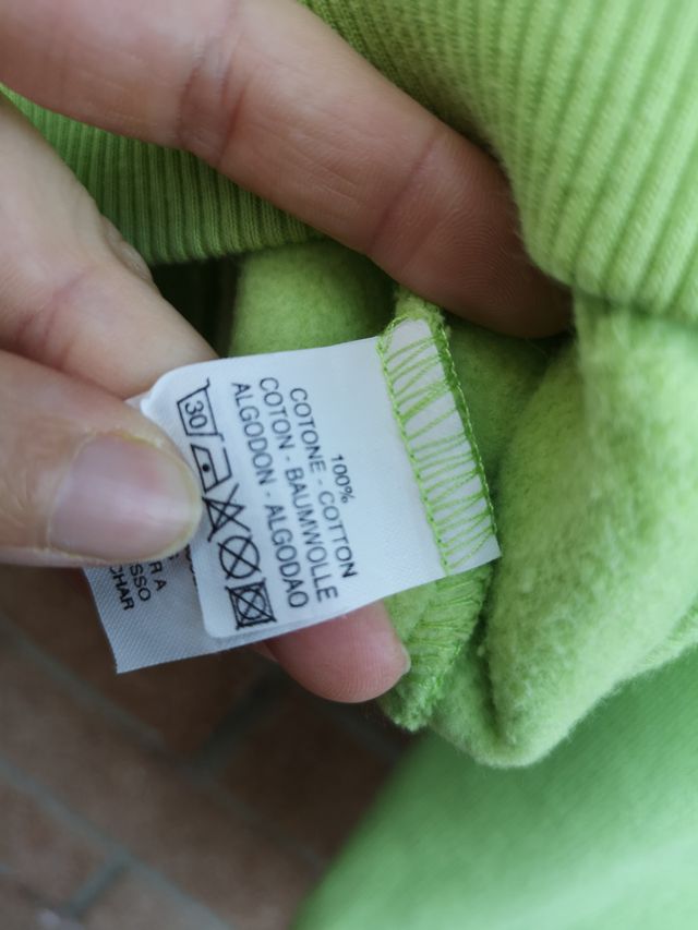 Jersey Hydrogen con etiqueta en el jersey