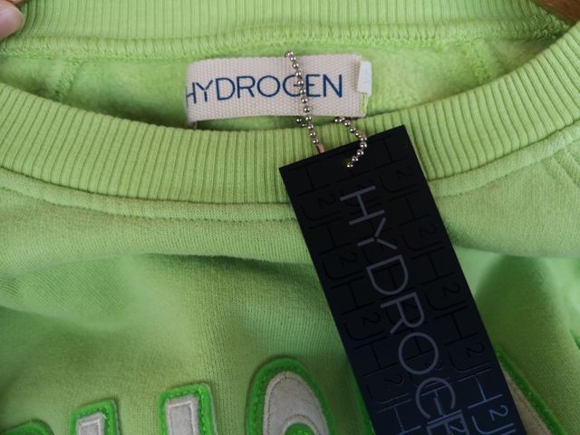 Jersey Hydrogen con etiqueta en el jersey