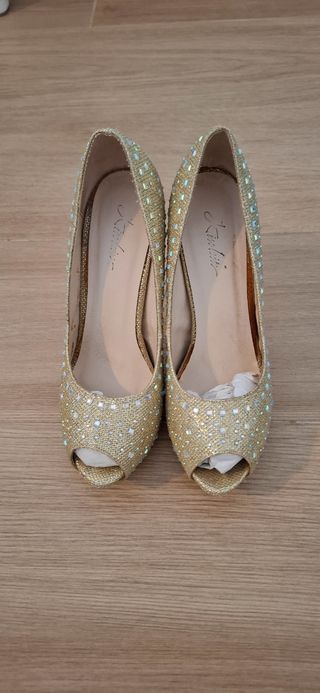 Zapatos tacón dorados fiesta