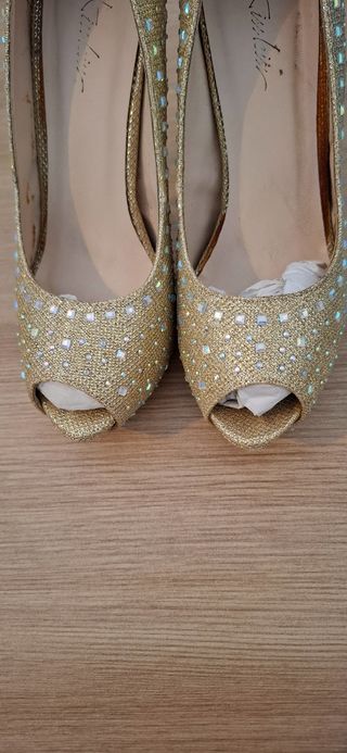 Zapatos tacón dorados fiesta