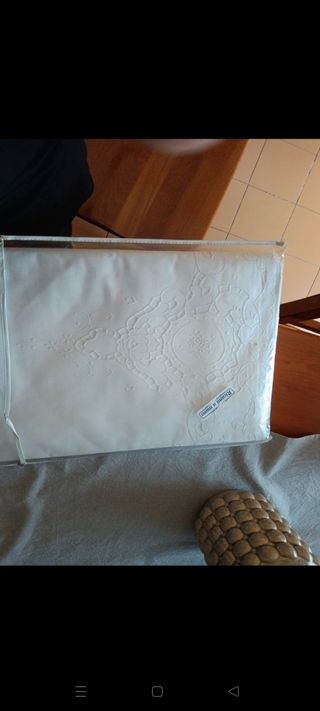 Lenzuola ricamato a mano