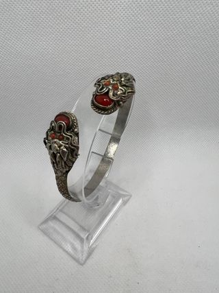 Brazalete vintage con coral rojo