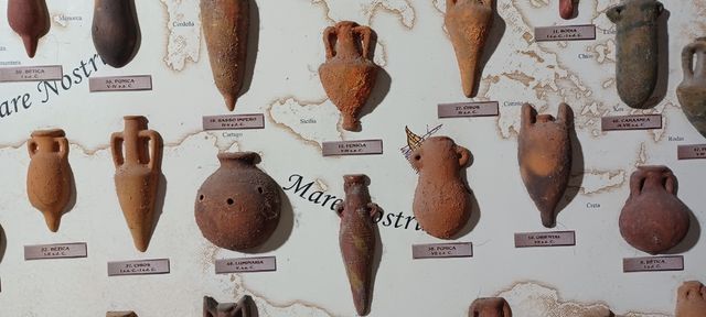 Cuadro con mini ánforas 