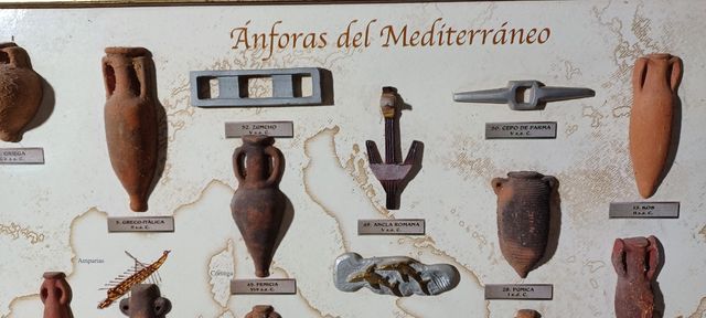 Cuadro con mini ánforas 