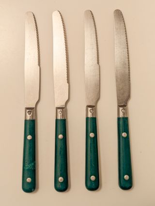 Set di coltelli con manico verde