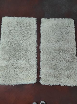 Dos alfombras blancas.