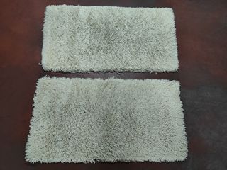 Dos alfombras blancas.