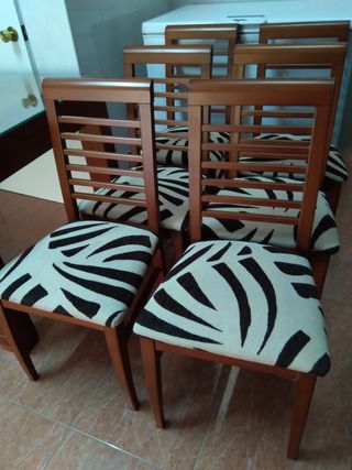 Mesa salón y seis sillas y mueble