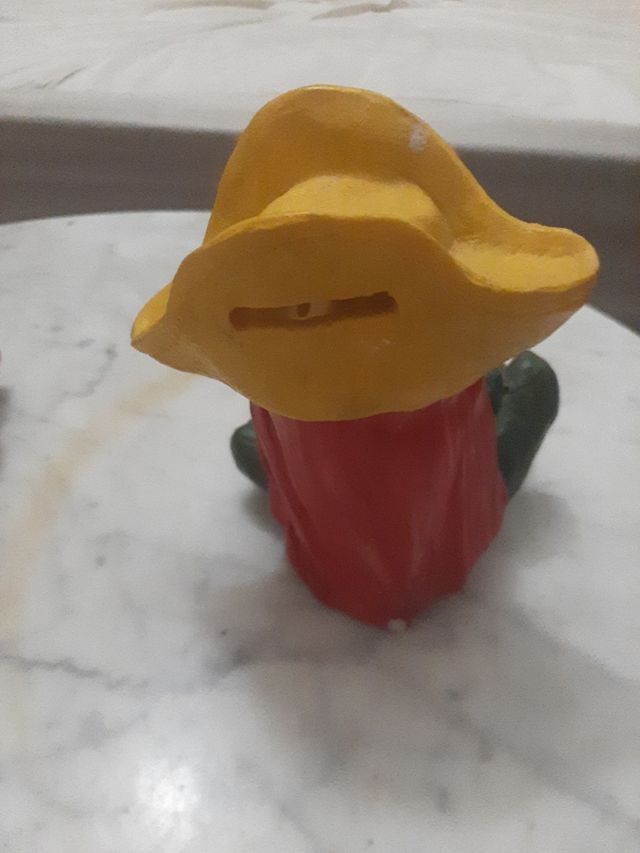 2 Huchas y 5 figuras