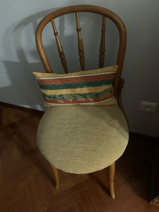 Silla madera antigua tapizada en tela