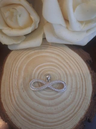 Precioso colgante infinito plata