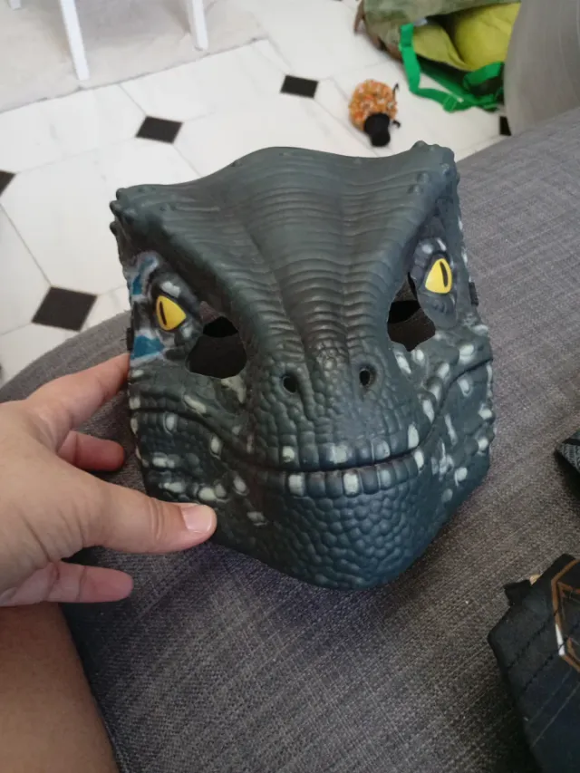 Disfraz con mascara de dinosaurio